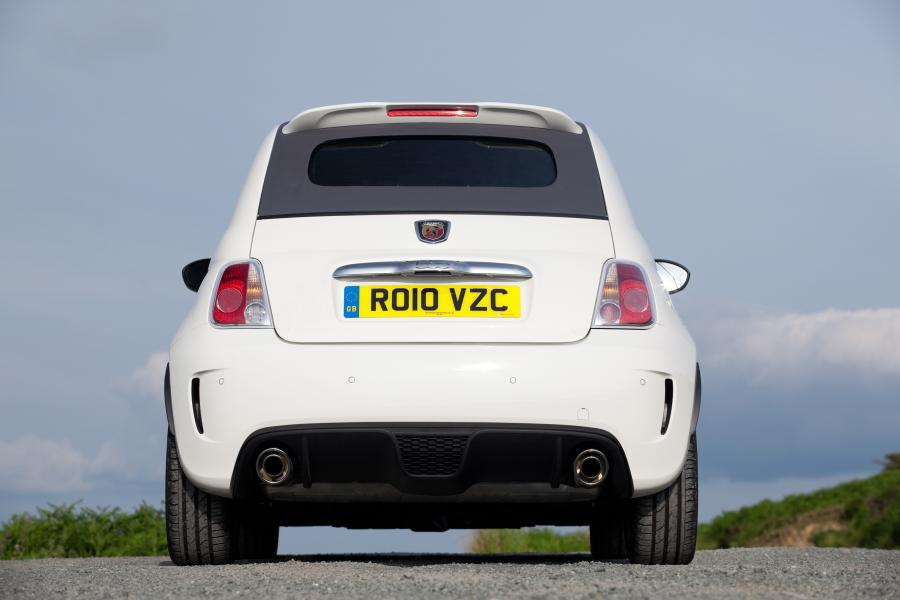  Abarth 500C 2010 года  (UK) (фото 8 из 32)